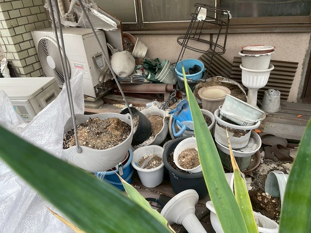 伏見区にてベランダに植木鉢を長年放置した結果雨漏り発生